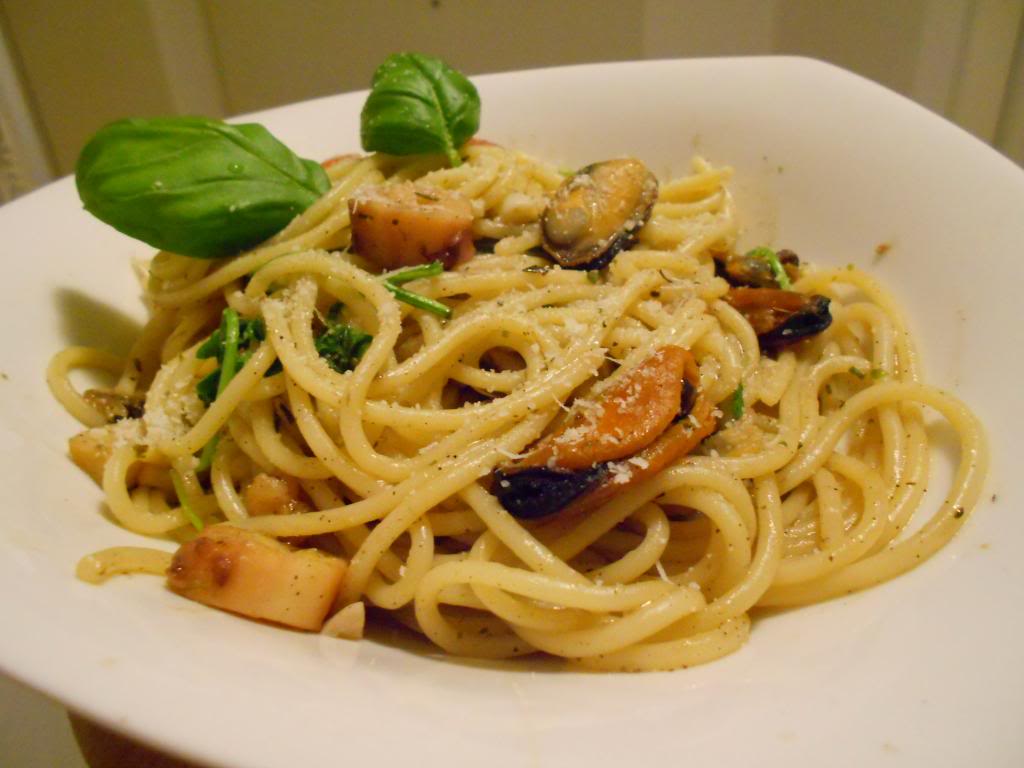 Spaghetti con Frutti di Mare (Spaghetti with assorted seafood)