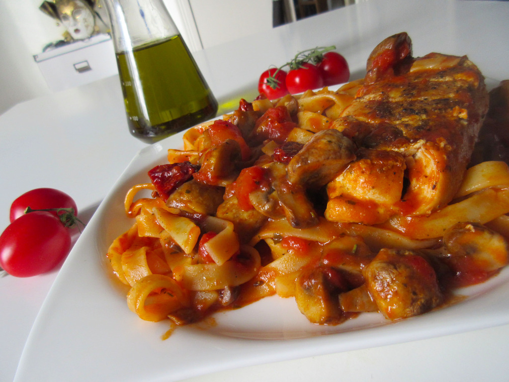 Tagliolini con pollo al pomodoro (Pasta with chicken and sun dried tomatoes)